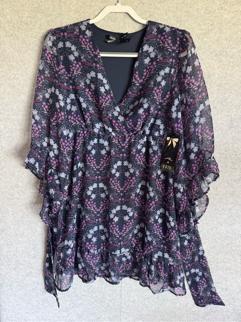 Al&Kris NWT Lg V-neckline Lightweight Floral Dress